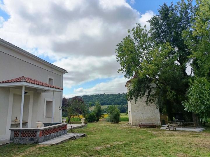 Découvrez le Gîte de Sabré Haut avec Gîtes en Quercy, votre refuge paisible au cœur du Quercy.