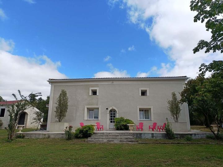 Découvrez le Gîte de Sabré Haut avec Gîtes en Quercy, votre refuge paisible au cœur du Quercy.