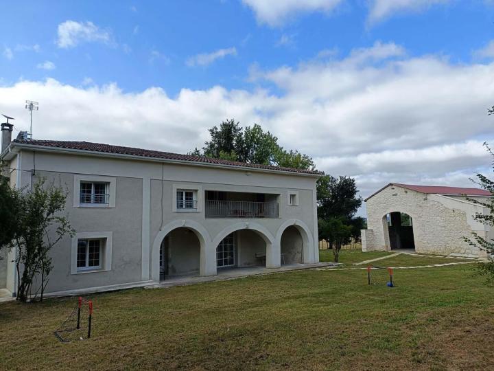 Découvrez le Gîte de Sabré Haut avec Gîtes en Quercy, votre refuge paisible au cœur du Quercy.