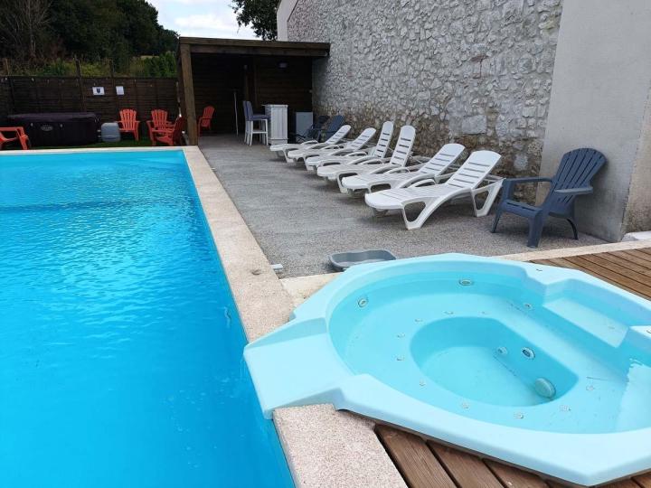 Découvrez le Gîte de Sabré Haut avec Gîtes en Quercy, votre refuge paisible au cœur du Quercy.