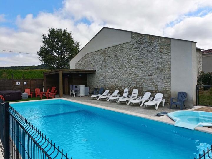 Découvrez le Gîte de Sabré Haut avec Gîtes en Quercy, votre refuge paisible au cœur du Quercy.